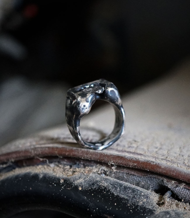Bague de créateur en argent et météorite.