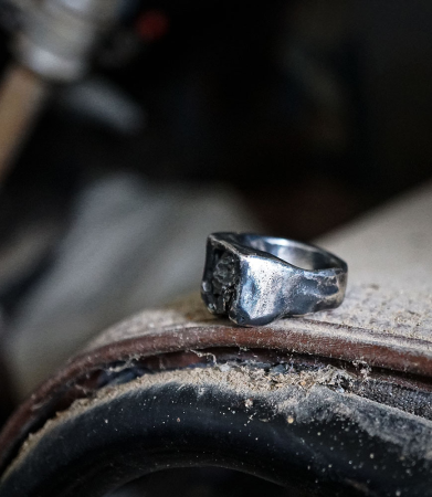 Bague de créateur en argent et météorite.