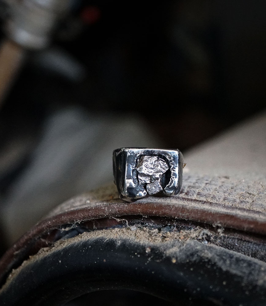 Bague de créateur en argent et météorite.
