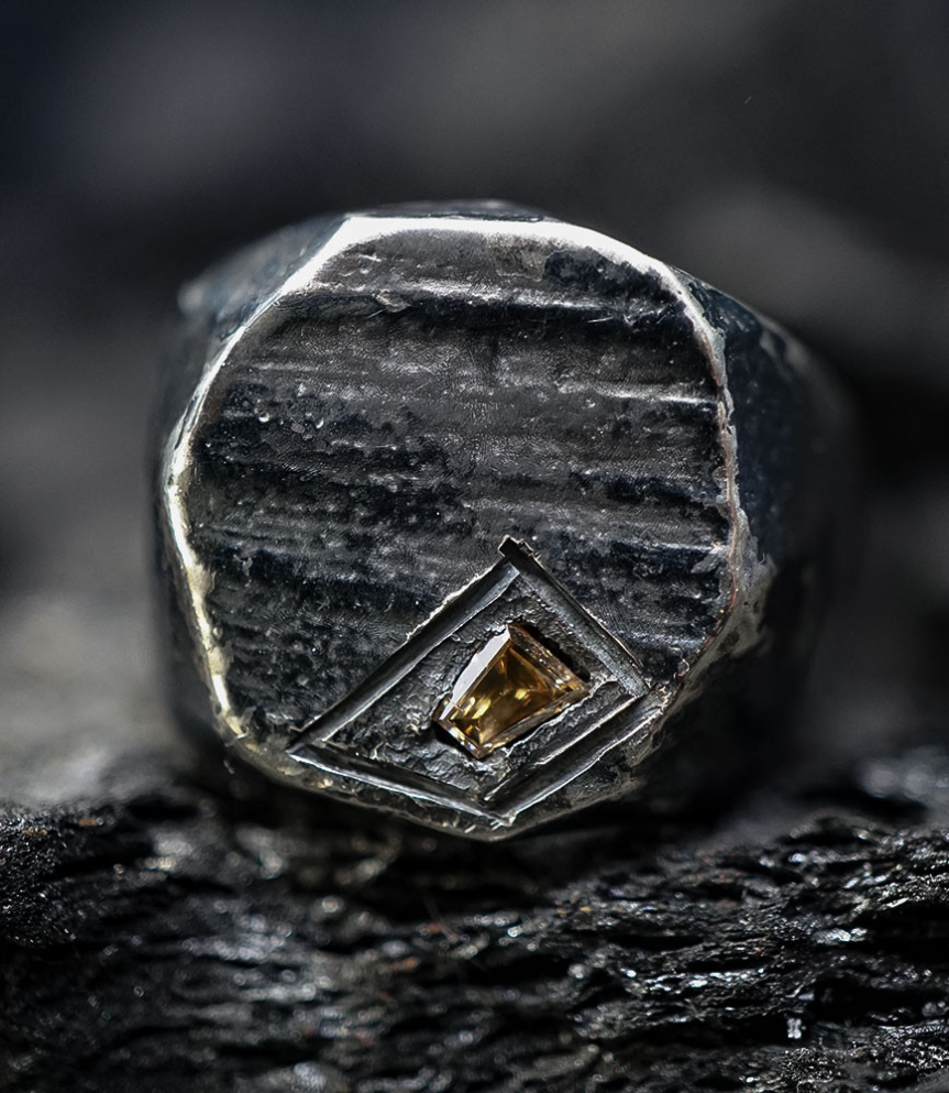 Bague de créateur en argent massif et diamant brun.