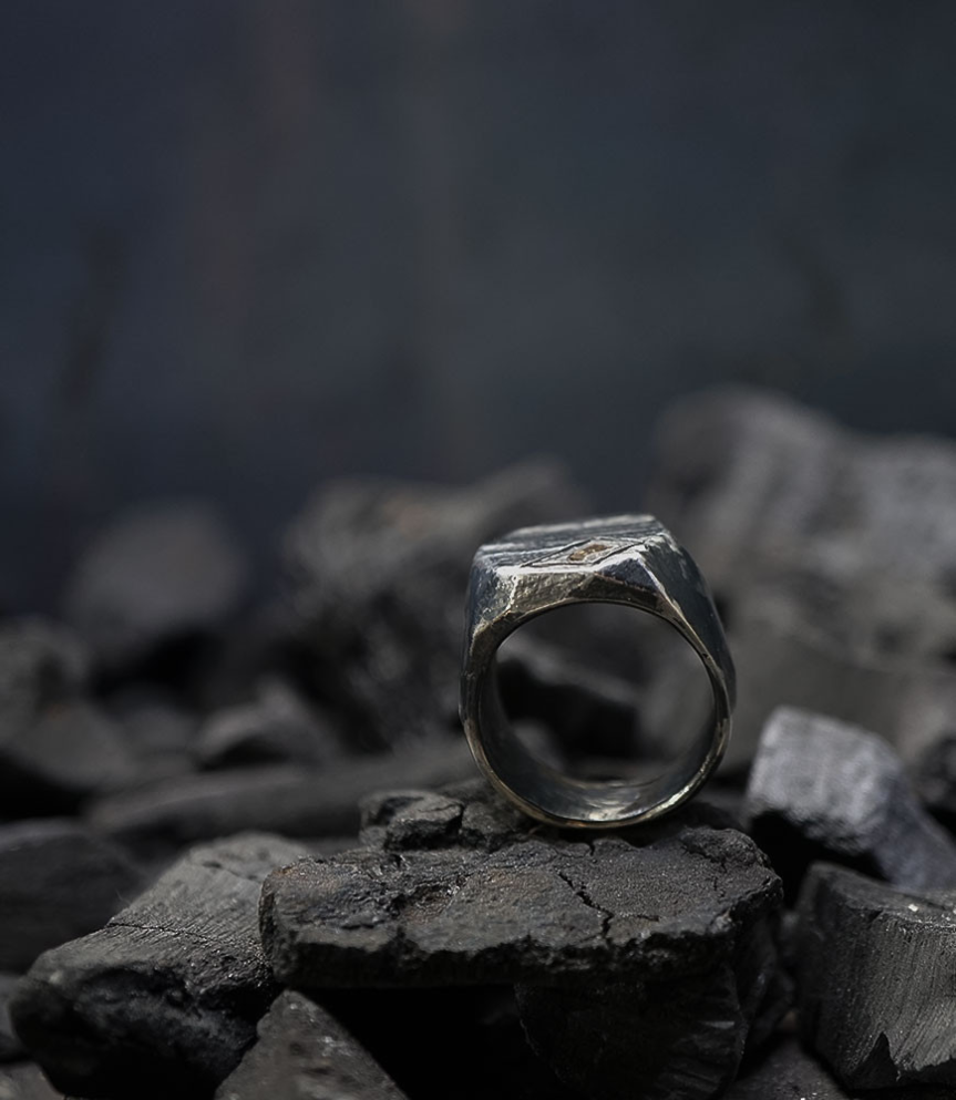 Bague de créateur en argent massif et diamant brun.