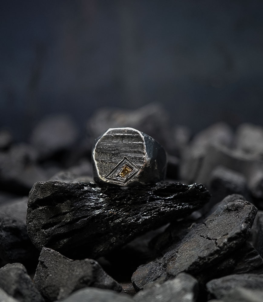 Bague de créateur en argent massif et diamant brun.