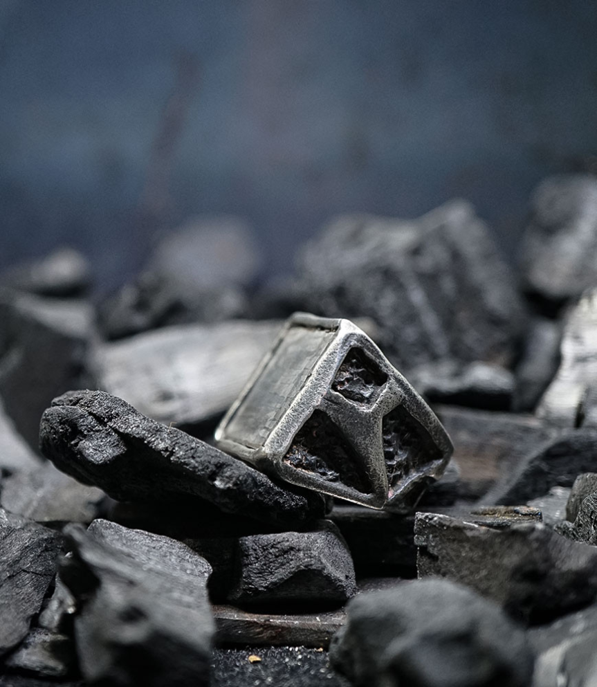 Bague météorite en argent massif pour homme.