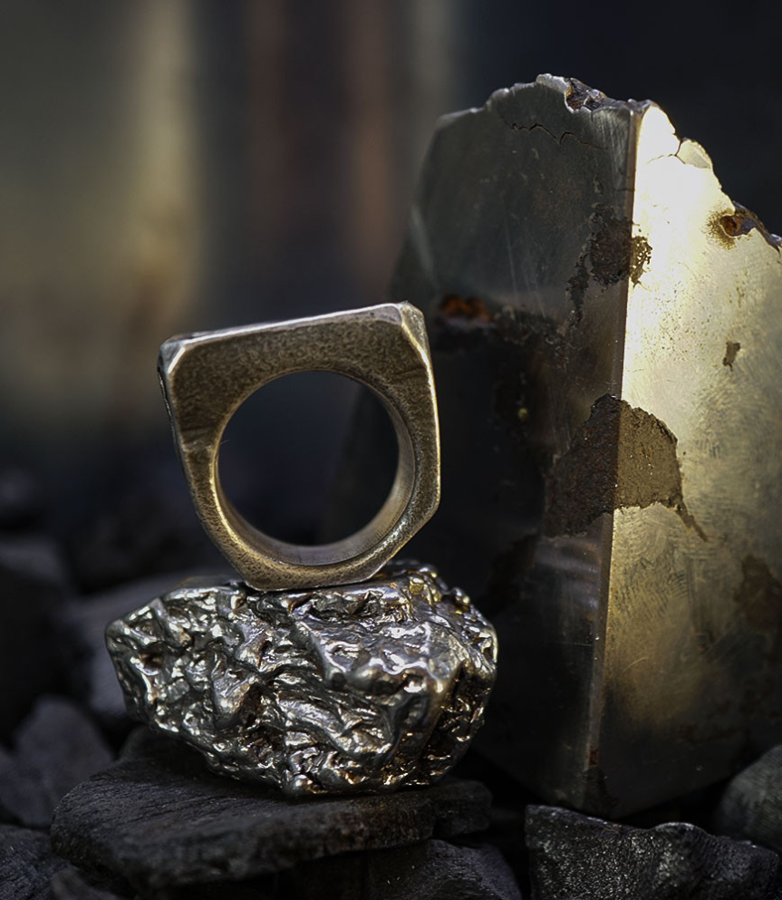 Bague météorite en argent massif pour homme.
