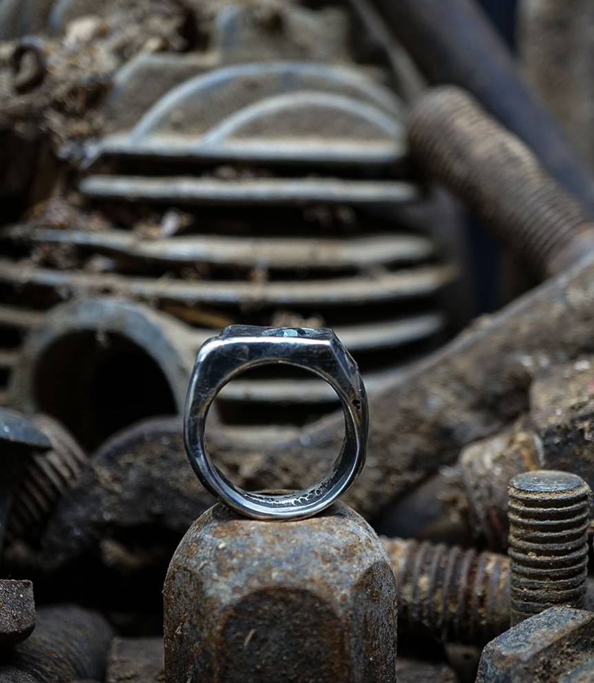 Bague argent et hématite créée par Anthony Barrouyer.
