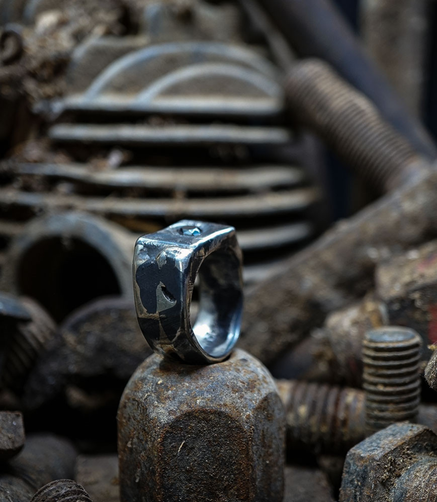 Bague argent et hématite créée par Anthony Barrouyer.