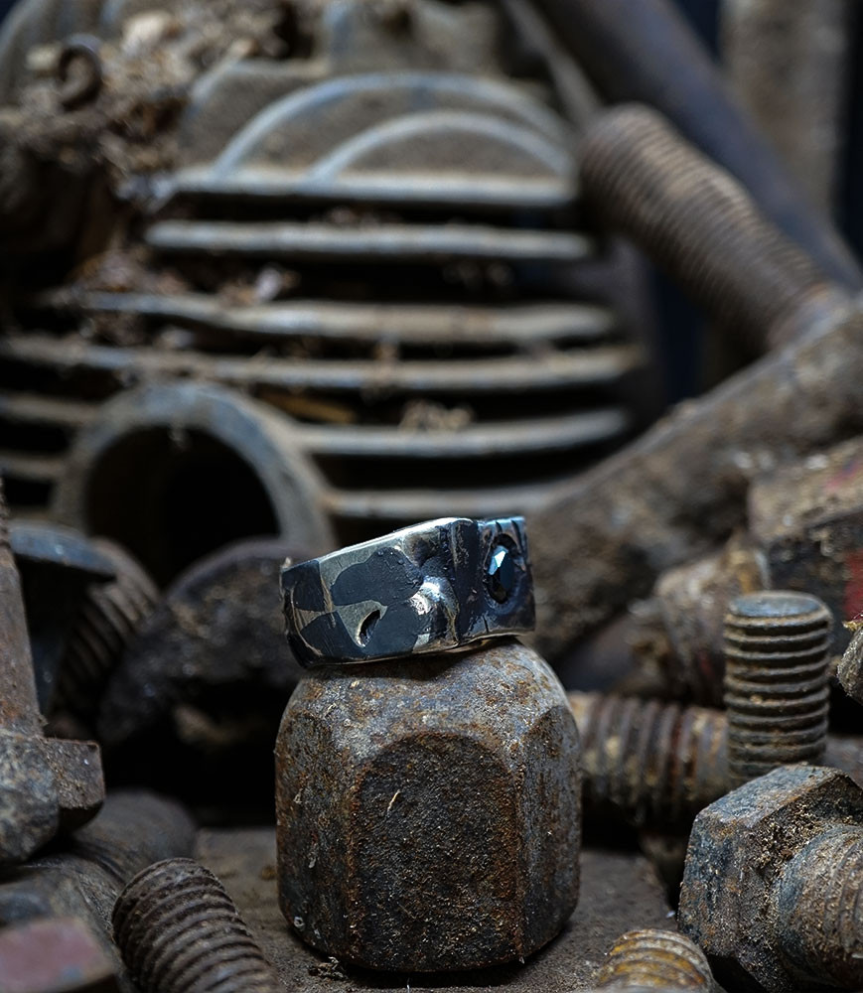 Bague argent et hématite créée par Anthony Barrouyer.