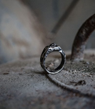 Bague de créateur météorite en argent massif.
