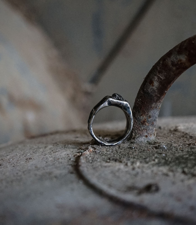 Bague de créateur météorite en argent massif.