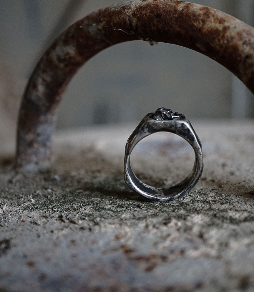 Bague de créateur météorite en argent massif.