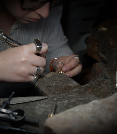 Réparation de bijoux en or et diamants.