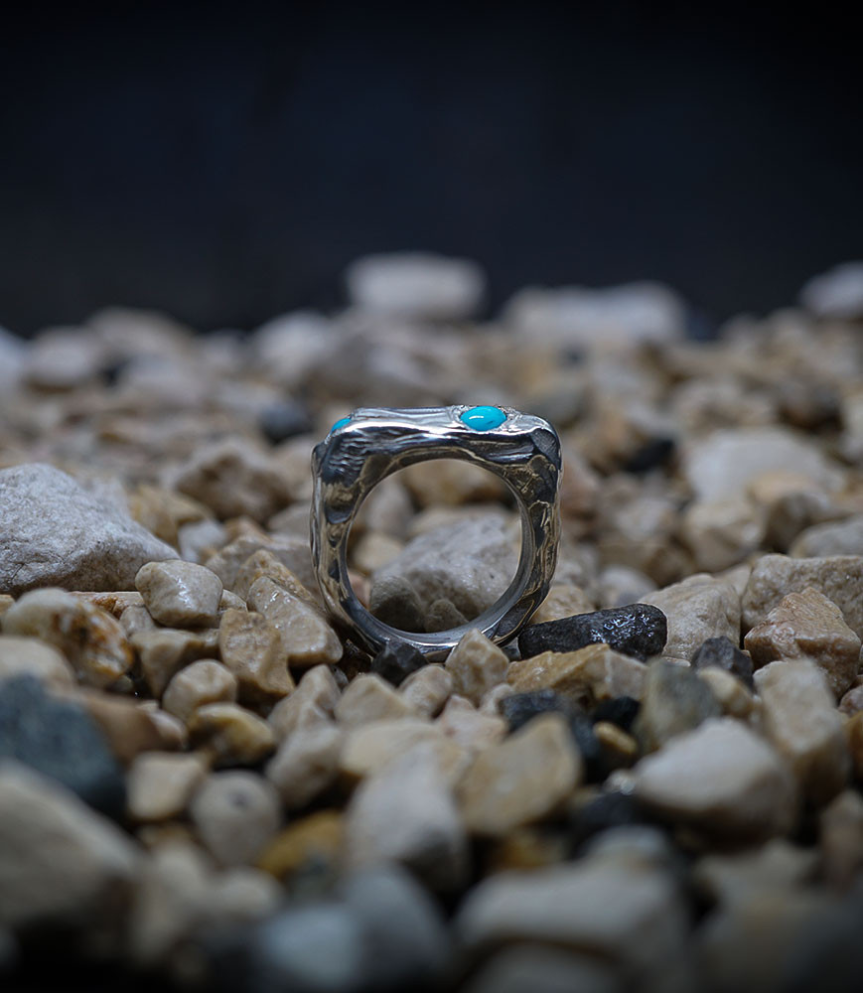 Bague serti de deux Turquoise créée par Anthony Barrouyer.