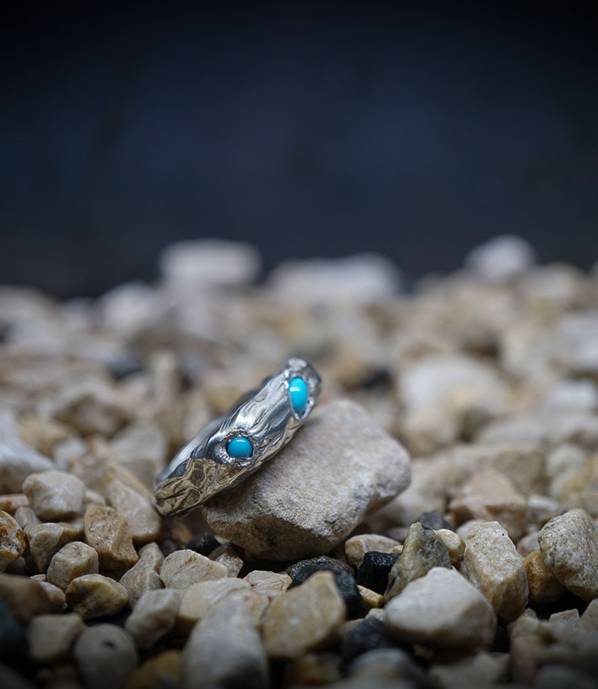 Bague serti de deux Turquoise créée par Anthony Barrouyer.