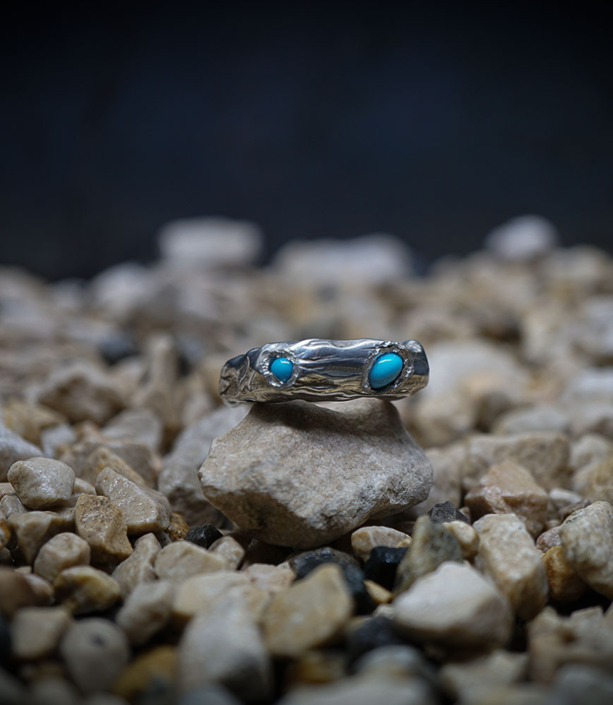 Bague serti de deux Turquoise créée par Anthony Barrouyer.