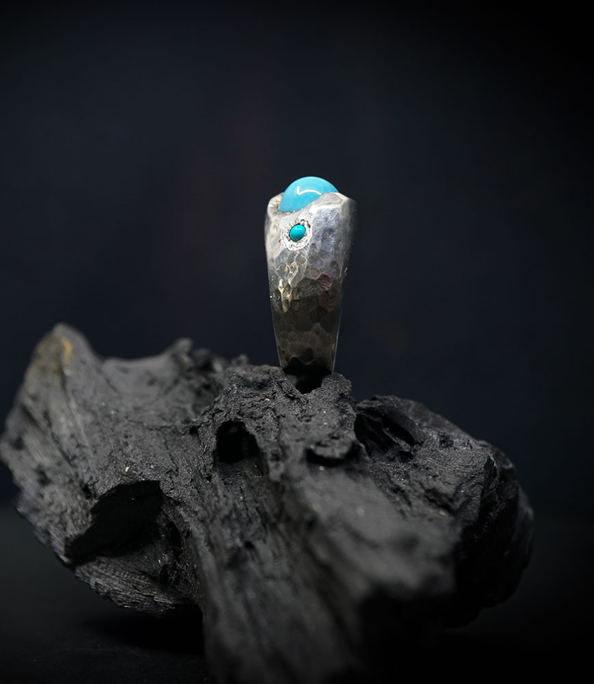 Bague argent et turquoises créée par Anthony Barrouyer.