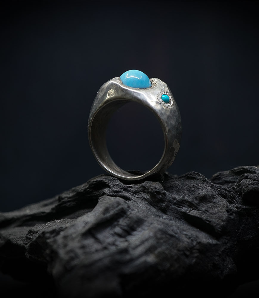 Bague argent et turquoises créée par Anthony Barrouyer.