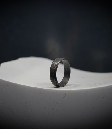 Anneau martelé en argent massif.