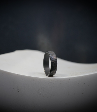 Anneau martelé en argent massif.