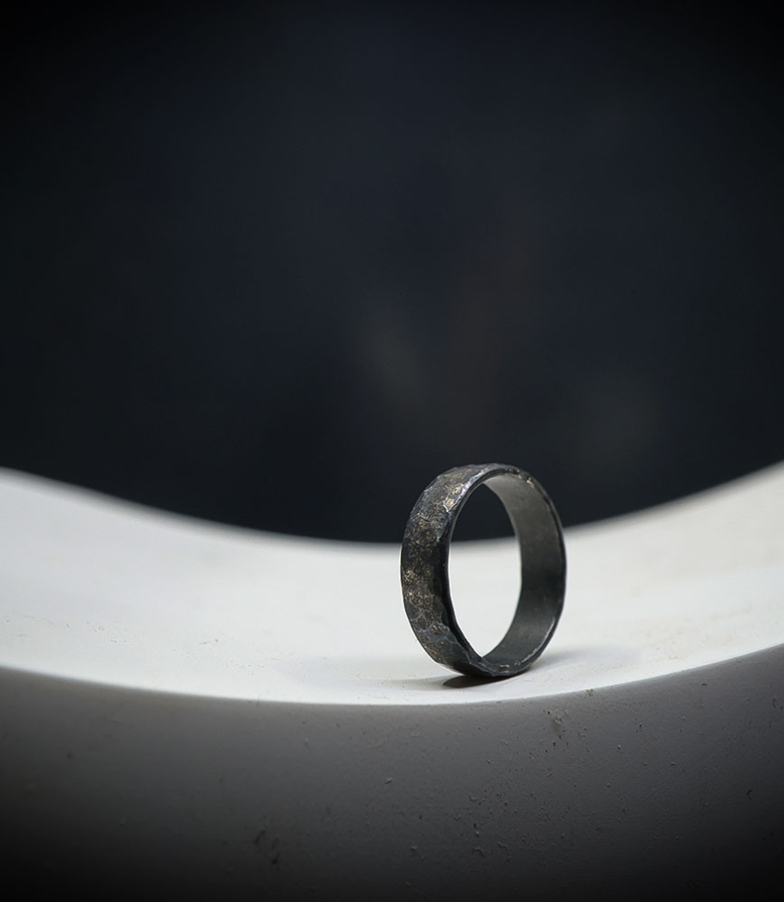 Anneau martelé en argent massif.