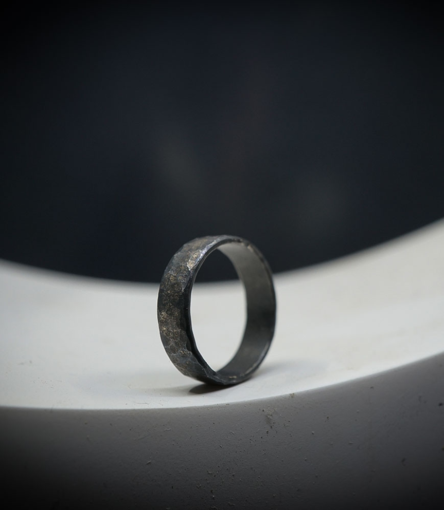 Anneau martelé en argent massif.