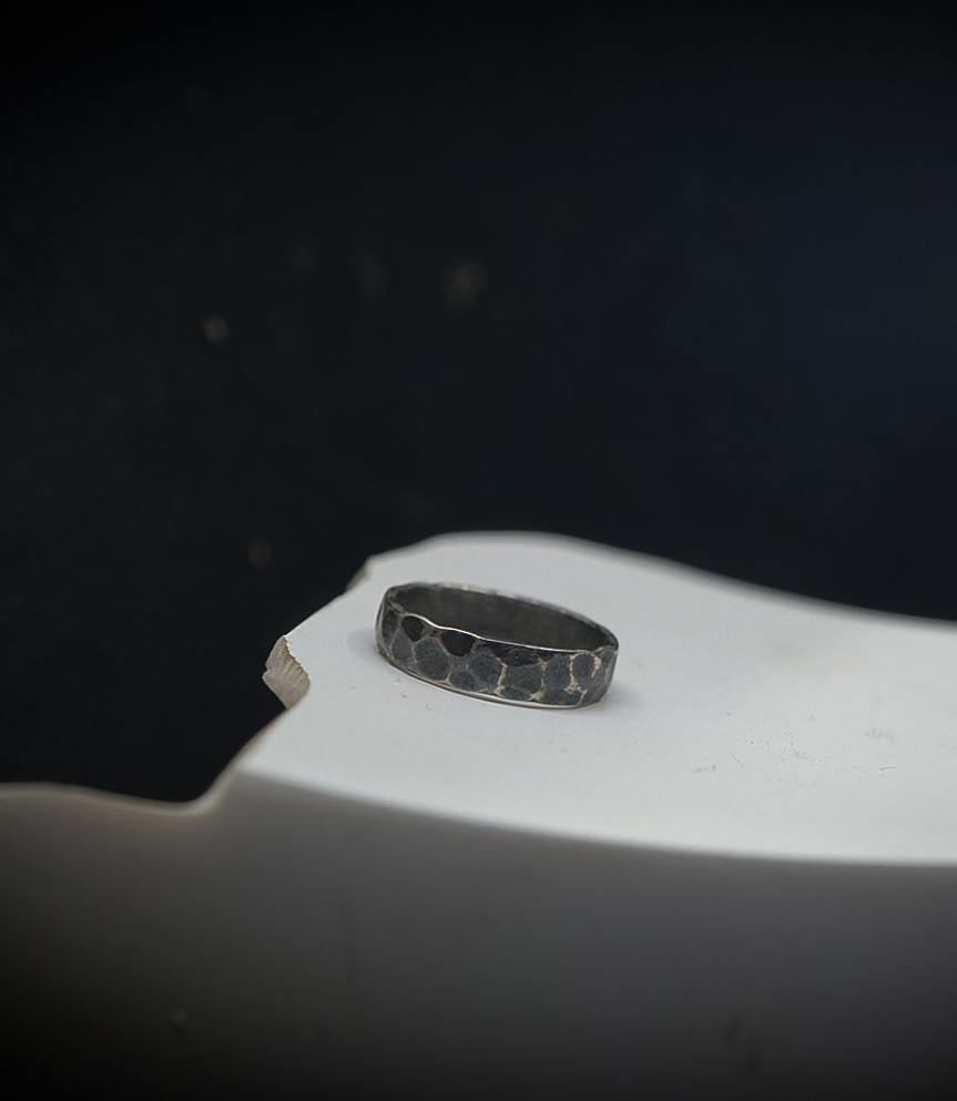 Anneau en argent martelé.