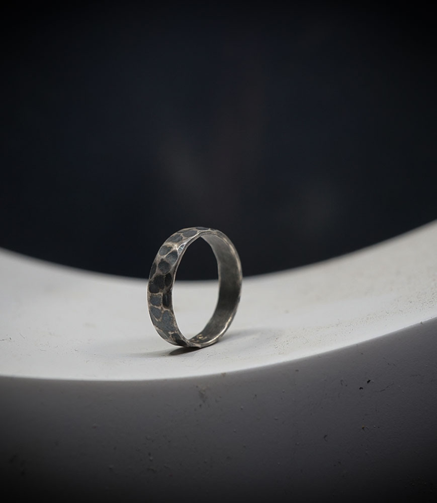Anneau en argent martelé.