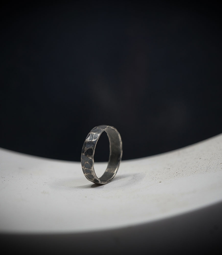 Anneau en argent martelé.