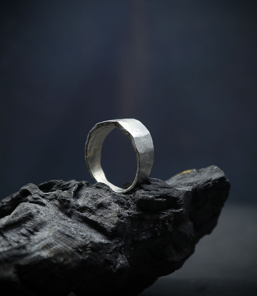 Bague en argent martelé signé Krazystones.