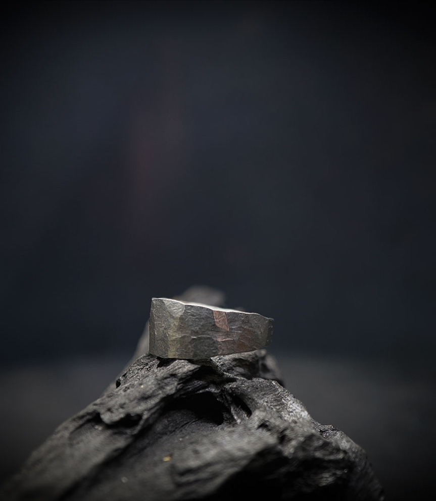 Bague en argent martelé signé Krazystones.