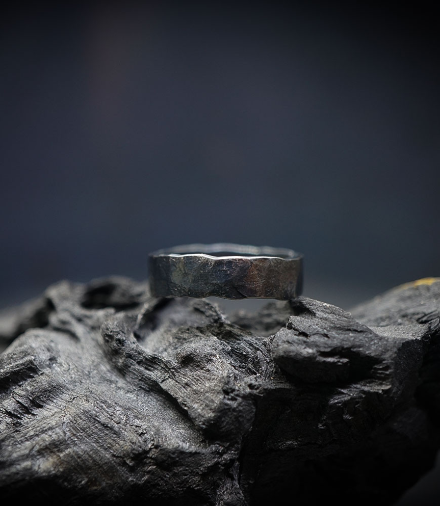 Bague martelé en argent massif créé par Anthony Barrouyer.