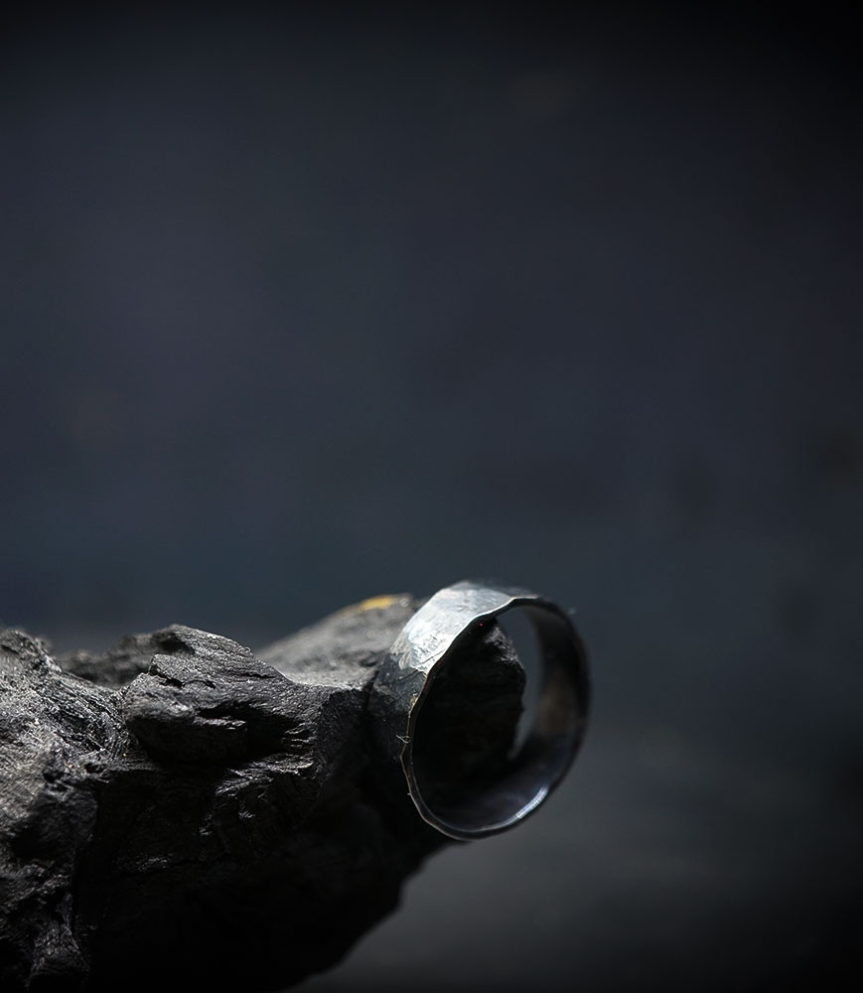 Bague martelé en argent massif créé par Anthony Barrouyer.