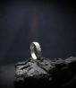 Anneau martelé Krazystones en argent massif.