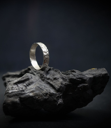 Anneau martelé Krazystones en argent massif.