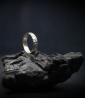 Anneau martelé Krazystones en argent massif.