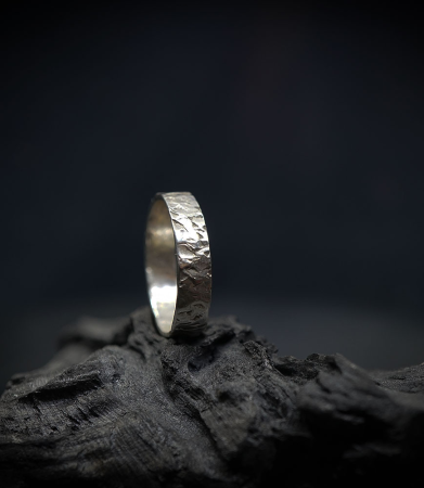 Anneau martelé Krazystones en argent massif.