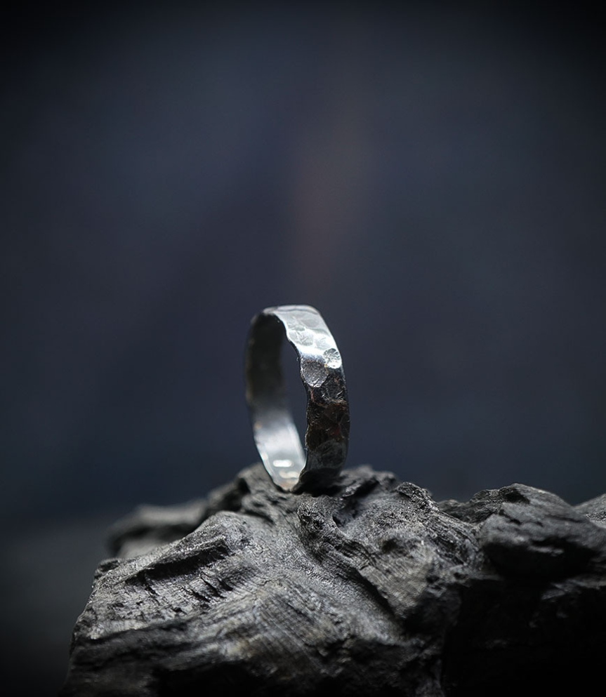 Anneau Krazystones en argent martelé.