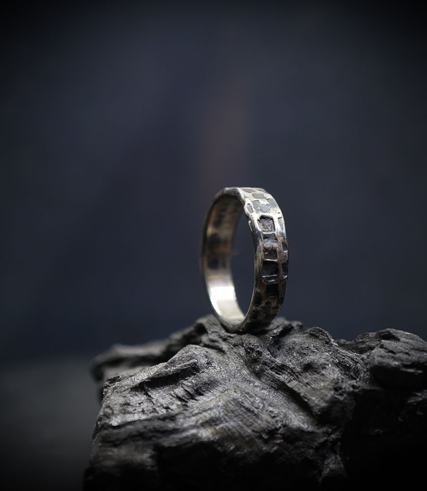 Anneau Krazystones en argent martelé.