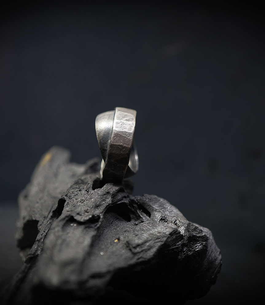 Anneau martelé en argent Krazystones.