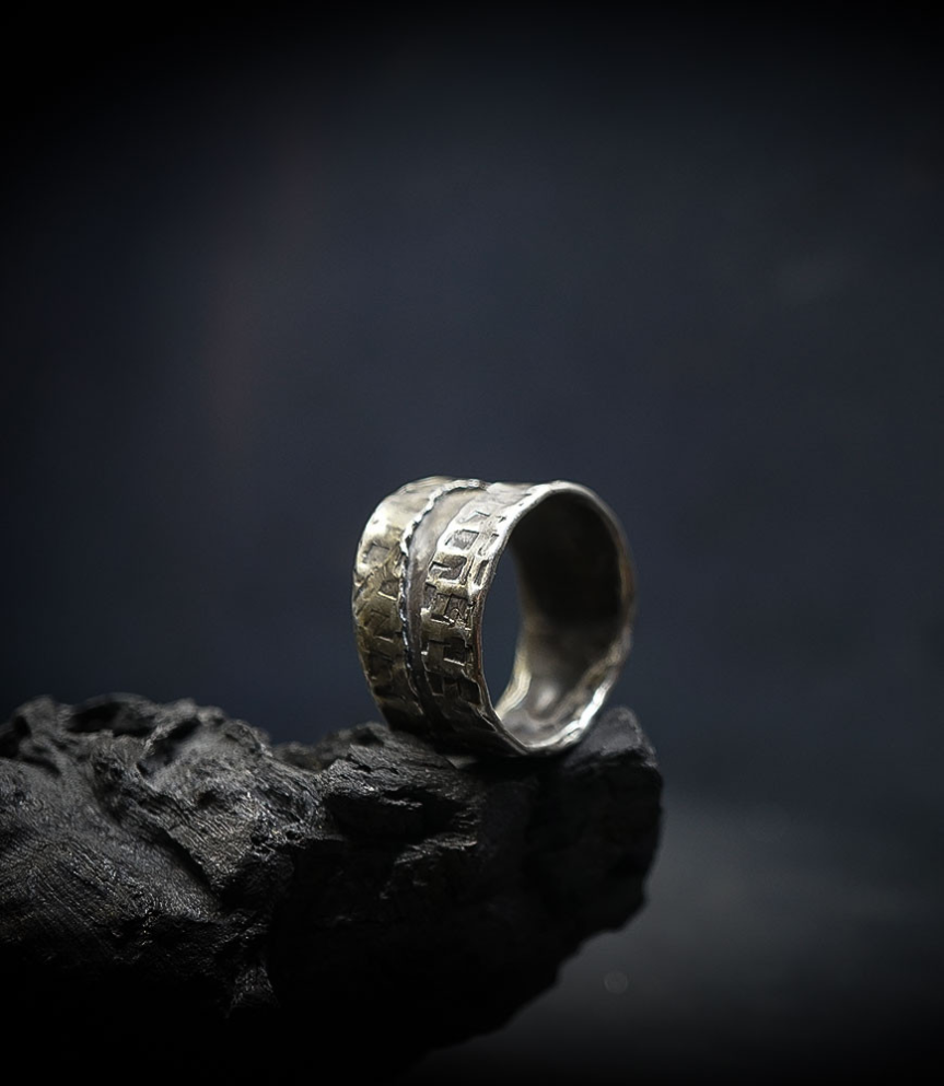 Bague en argent martelée créé par Anthony Barrouyer.