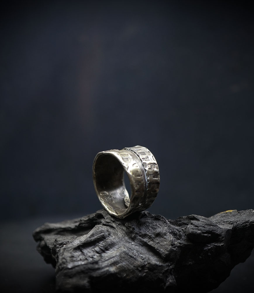 Bague en argent martelée créé par Anthony Barrouyer.