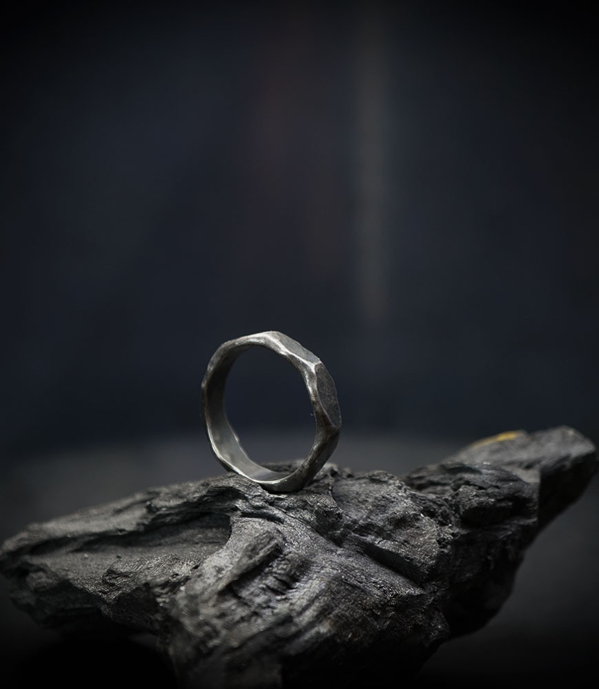 Bague martelée en argent massif.