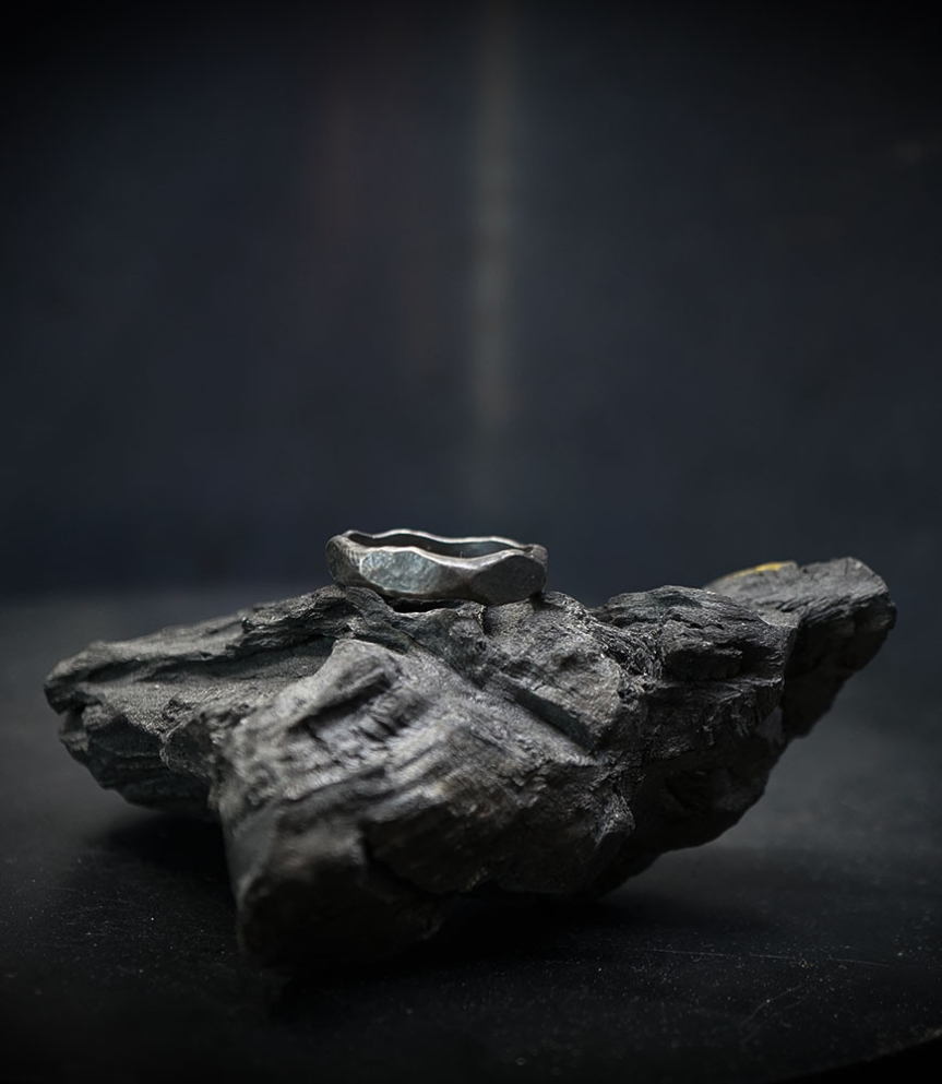 Bague martelée en argent massif.