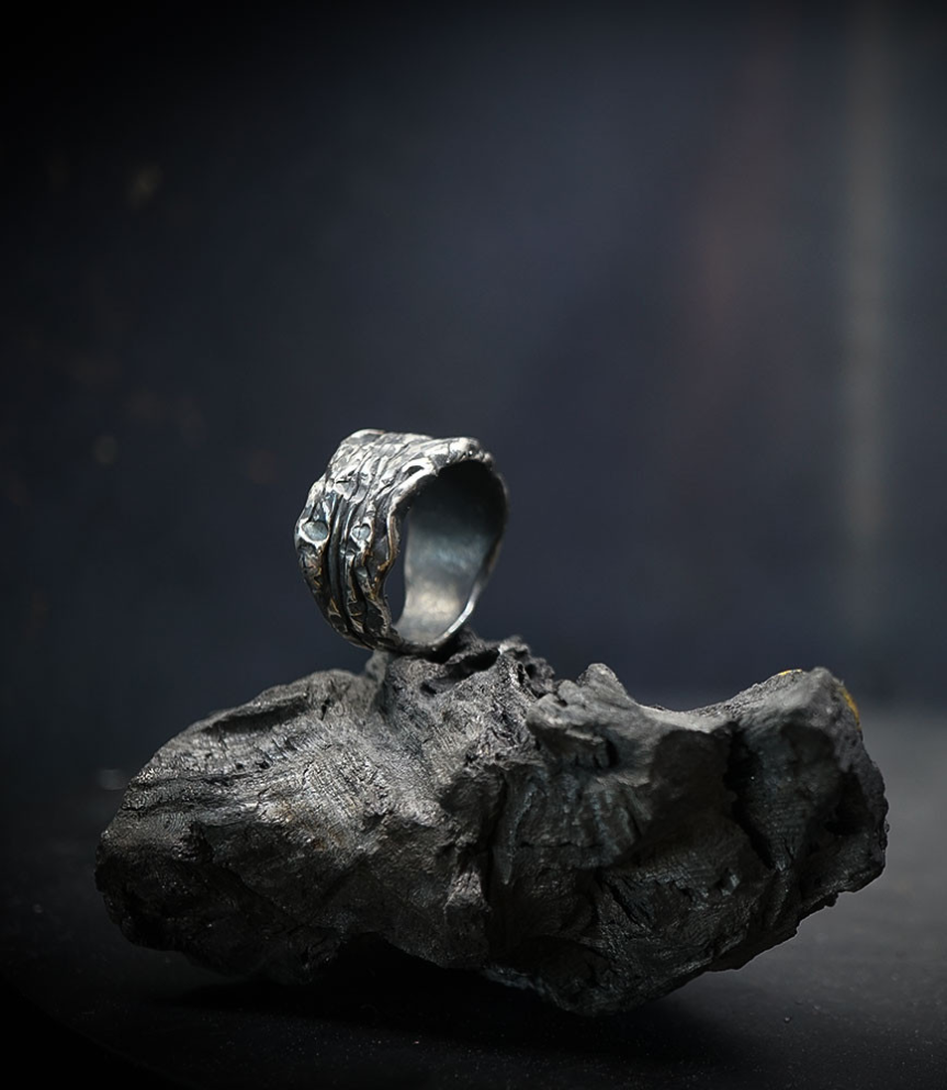 Bague martelée en argent massif.