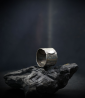 Bague martelée en argent massif.