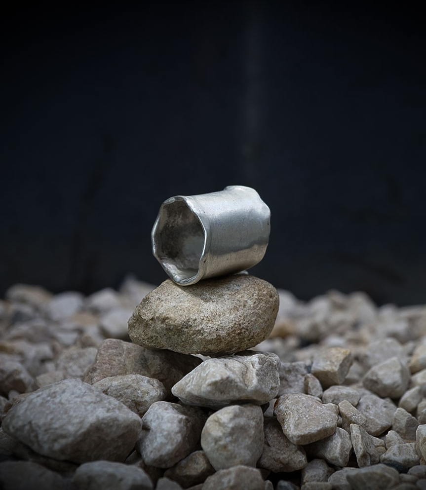 Anneau largue en argent massif.