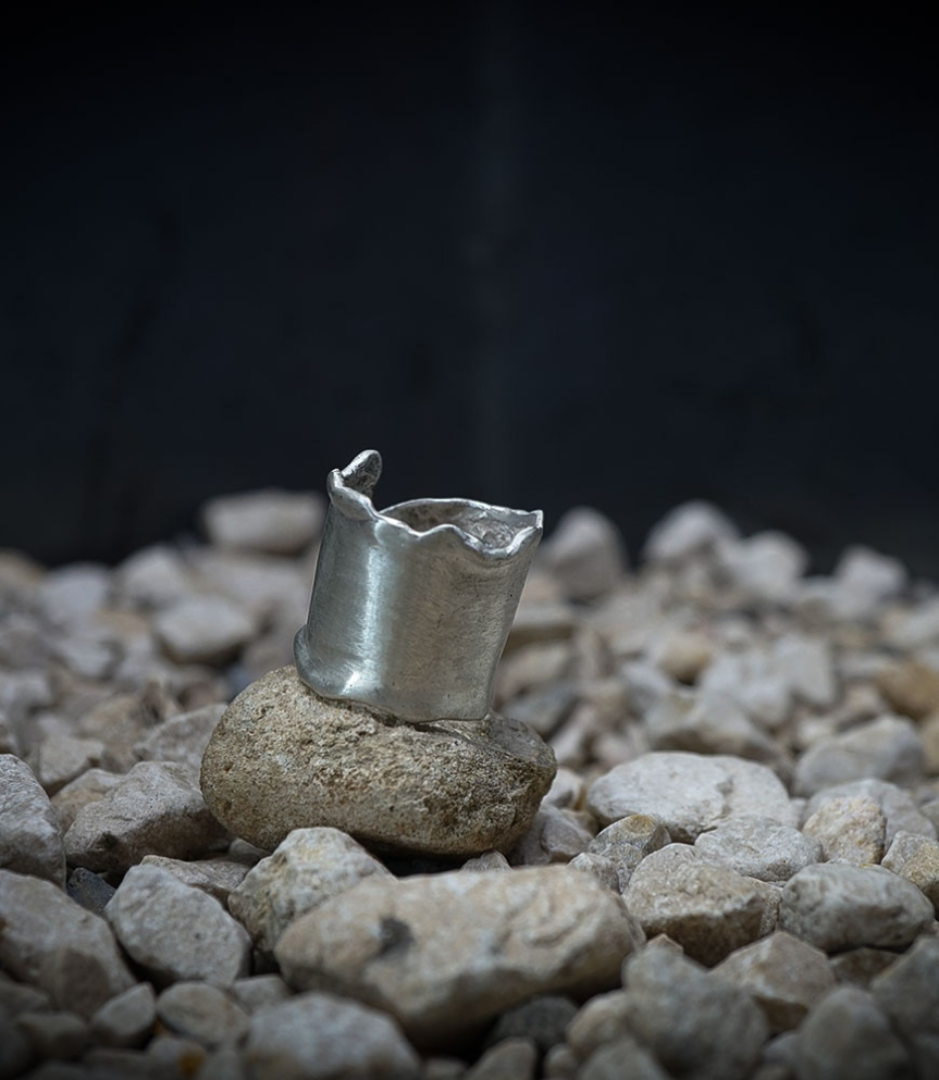 Anneau largue en argent massif.