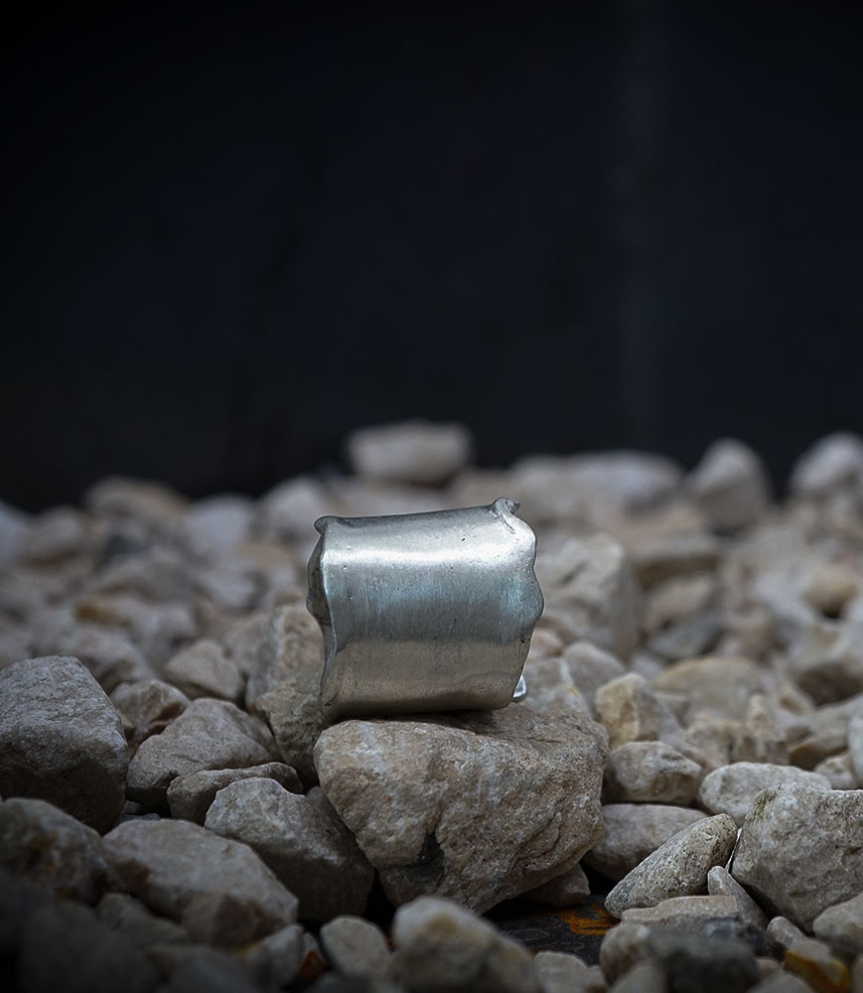 Anneau largue en argent massif.