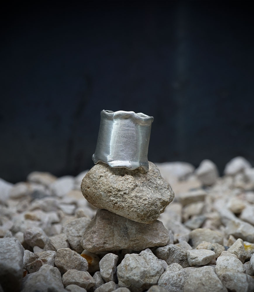 Anneau largue en argent massif.