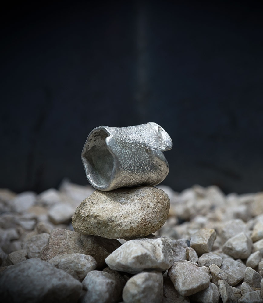 Anneau largue en argent massif.