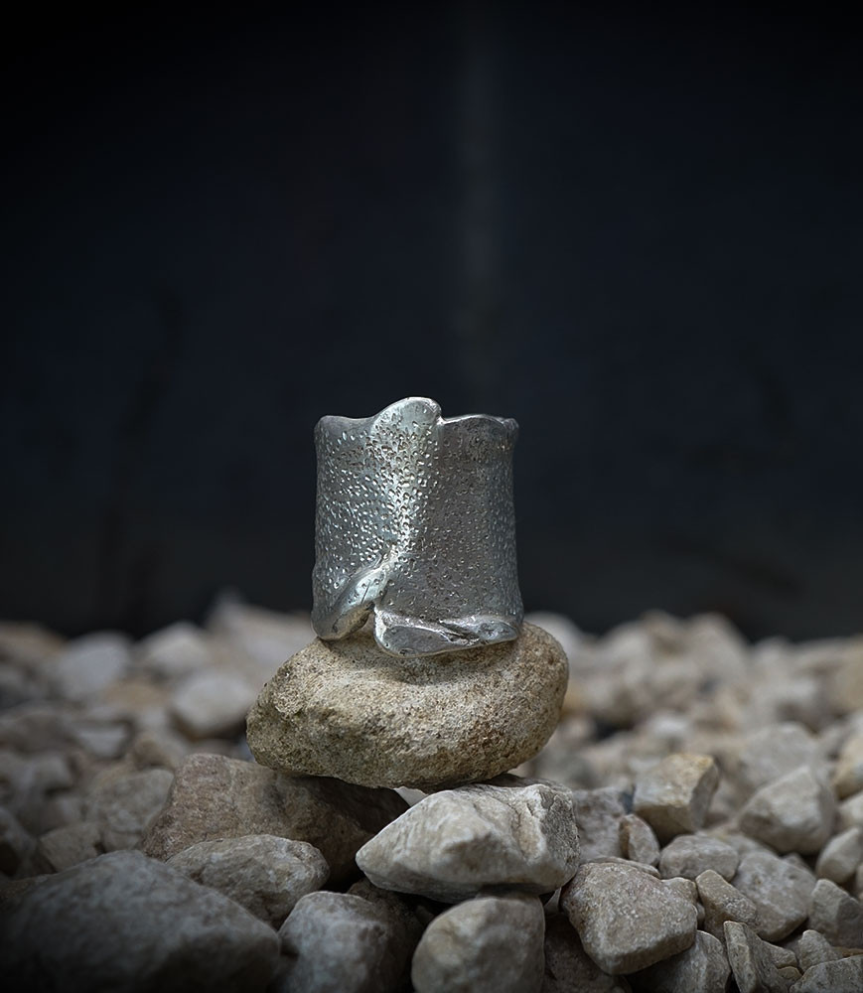 Anneau largue en argent massif.